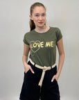 T-shirt comoda slim fit scritta love me