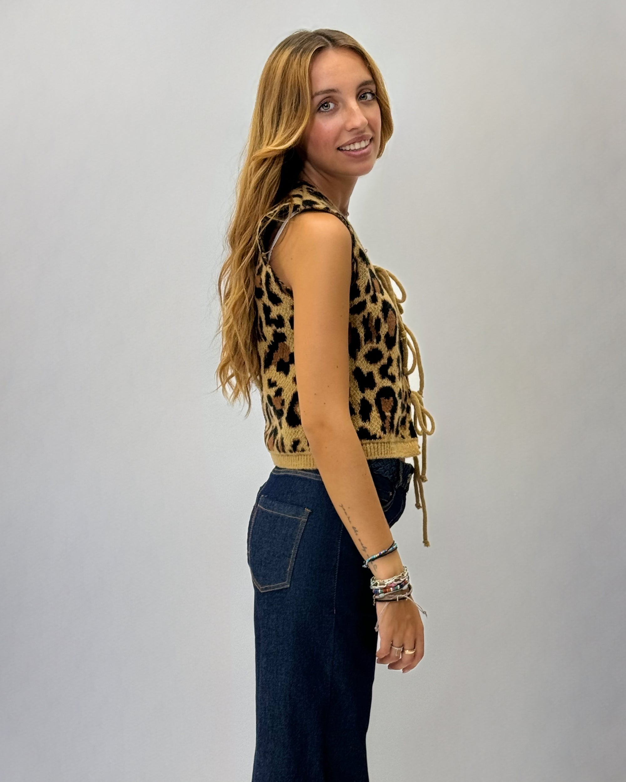 Gilet leopardato con laccetti – Grintoso e irresistibile