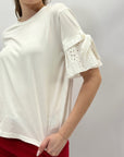 T-shirt in cotone con maniche in pizzo sangallo
