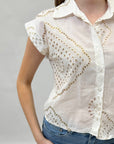 Camicia mezze maniche in pizzo con dettagli dorati