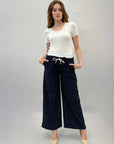 Pantaloni a righe con dettaglio elastico in vita