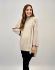 Pullover ampio con bottoni dietro