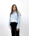 Camicia over a righe con gioielli