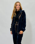 Tuta in velluto con dettagli animalier – Comoda e alla moda