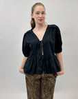 Maglia con dettaglio e balze con scollo a V