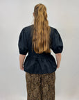 Maglia con dettaglio e balze con scollo a V