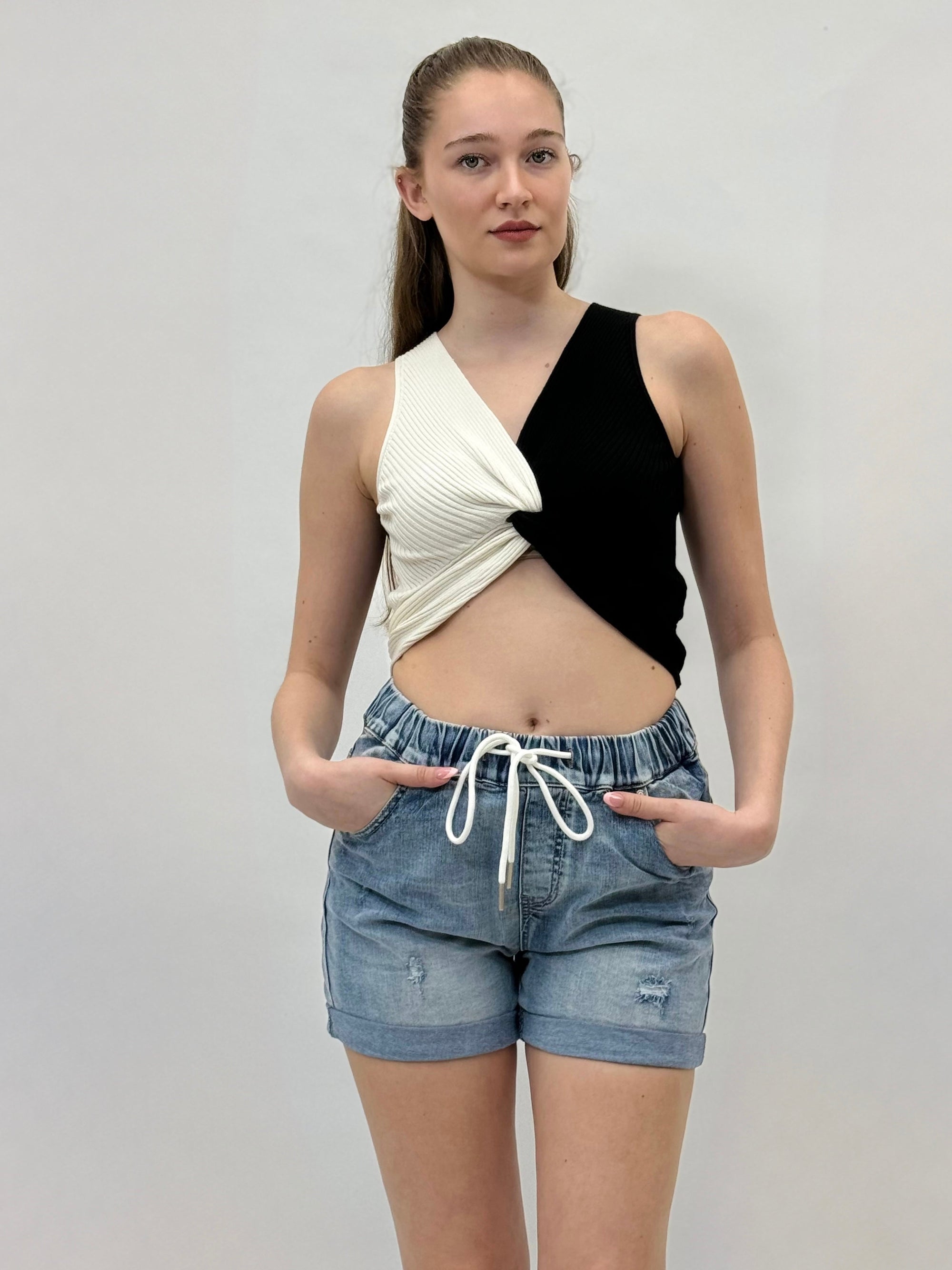 Pantaloncini jeans con elastico in vita e strappi
