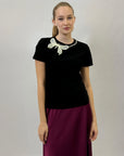 T-shirt in cotone con perle e farfalla