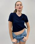 Maglia con nodo e fiore