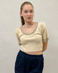 Maglia con decorazioni gioielli