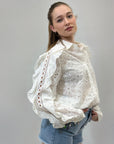 Camicia in pizzo sangallo con rouches sulle maniche