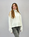Maglione dolcevita con intrecci
