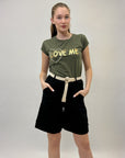 T-shirt comoda slim fit scritta love me