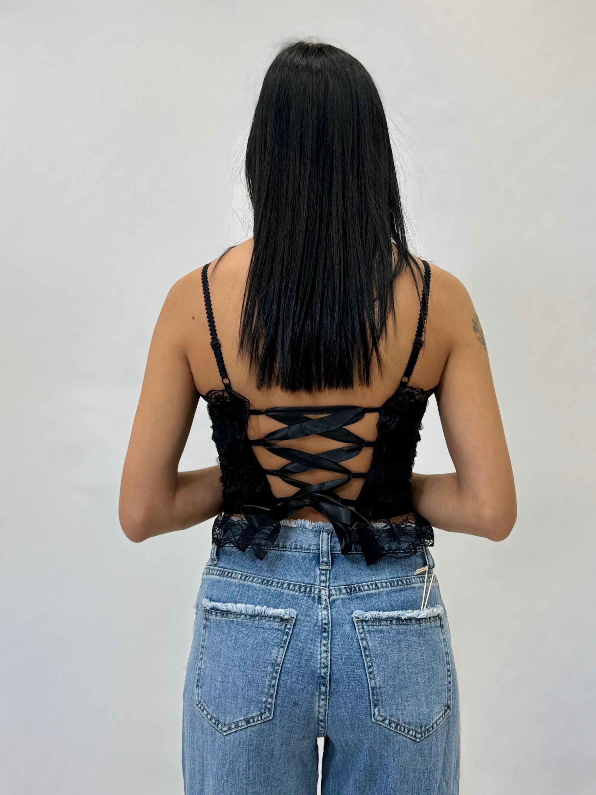 Top in pizzo con coppe preformate