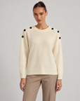 Maglia donna con bottoni sulle spalle bianco indossati da Polly 6, posa 1