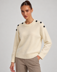 Maglia donna con bottoni sulle spalle bianco indossati da Polly 6, posa 2