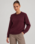 Maglia donna con bottoni sulle spalle bordeaux indossata da Polly 6, posa 2