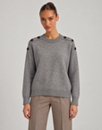 Maglia donna con bottoni sulle spalle grigio indossata da Polly 6, posa 1