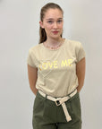 T-shirt comoda slim fit scritta love me