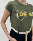 T-shirt comoda slim fit scritta love me