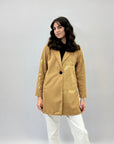 Cappotto in panno con chiusura bottone con scritta