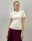 T-shirt in cotone con perle e farfalla