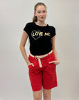 T-shirt comoda slim fit scritta love me