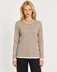 Maglia donna girocollo con bordi a contrasto Beige indossata da Polly 7, vista frontale