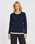 Maglia donna girocollo con bordi a contrasto Blu scuro indossata da Polly 7, vista frontale