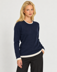 Maglia donna girocollo con bordi a contrasto Blu scuro indossata da Polly 7, dettaglio parte superiore