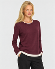 Maglia donna girocollo con bordi a contrasto Bordeaux indossata da Polly 7, dettaglio parte superiore