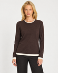 Maglia donna girocollo con bordi a contrasto Marrone indossata da Polly 7, vista frontale