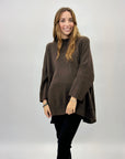 Pullover ampio con bottoni dietro