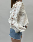 Camicia in pizzo sangallo con rouches sulle maniche