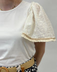 Maglia con maniche a sbuffo e ricami