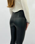 Leggings felpati in ecopelle con vita elasticizzata