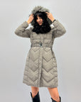 Piumino premium lungo con cappuccio e cintura