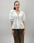 Maglia con dettaglio e balze con scollo a V
