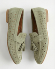 Mocassini traforati con nappine in eco camoscio