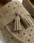 Mocassini traforati con nappine in eco camoscio