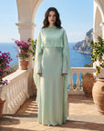 Abito lungo elegante con mantella fluida