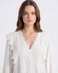 Camicia elegante con pizzo e scollo a V