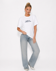 T-shirt donna con stampa “La felicità sta bene su tutto”