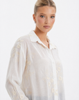 Camicia con Ricami Floreali e Colletto Classico