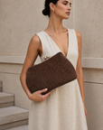 Clutch in rafia con chiusura gioiello – minimal e raffinata