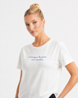 T-shirt bianca con ricamo “Comunque la gente non sta bene”