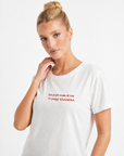 T-shirt bianca con scritta “Se parli male di me”