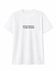 T-shirt bianca con scritta “Se parli male di me”