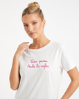 T-shirt bianca con ricamo “Tutto passa”