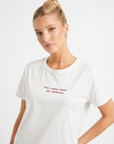 T-shirt bianca con scritta “Non avevo niente da mettermi”